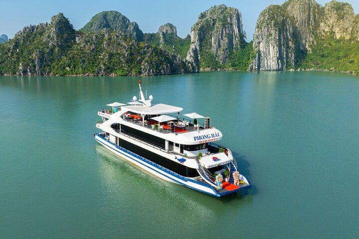 Halong Deluxe Cruise Day Tour with Local Lunch from Hanoi