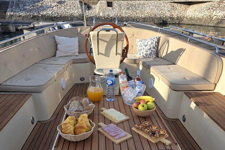 Lisbon Lurury Morning Boat Tour with Breakfast and Open Bar