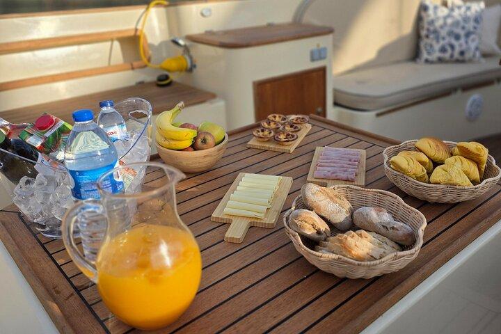 Lisbon Lurury Morning Boat Tour with Breakfast and Open Bar