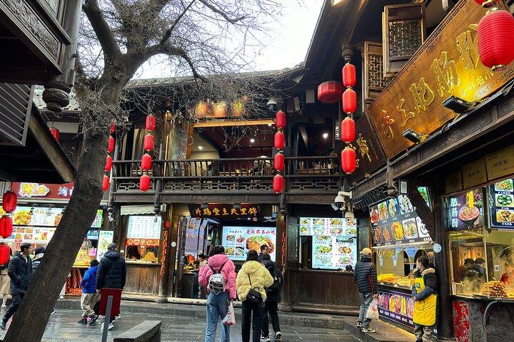 Private Chengdu Day Tour: Giant Pandas and Jinsha Site Museum