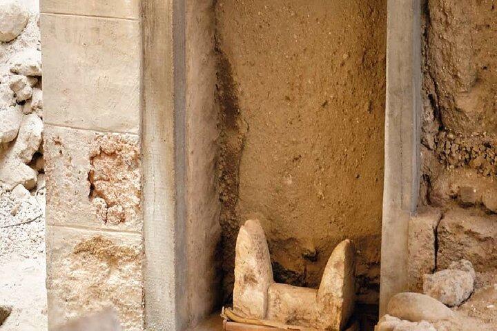 Explore Prehistoric Town of Akrotiri with Guide (skip the line)
