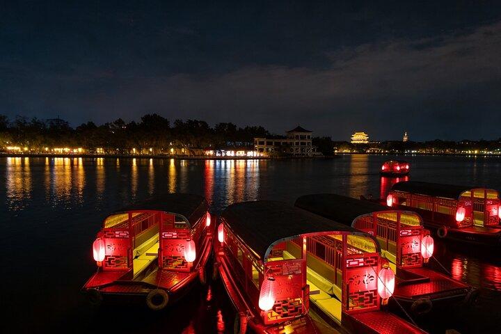Beijing Hutong Night Tour with Yunnan Style Dinner and Chartered Boat Ride at Houhai Lake