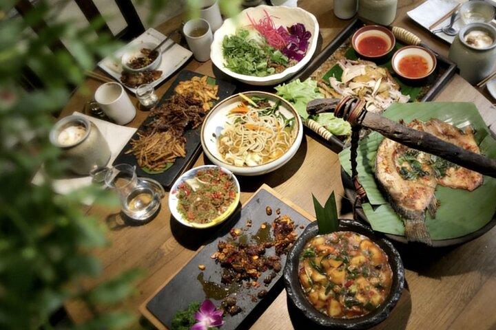 Beijing Hutong Night Tour with Yunnan Style Dinner and Chartered Boat Ride at Houhai Lake