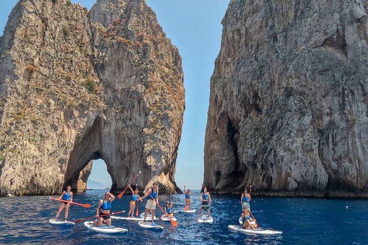 Paddleboard in Capri between caves and beaches. Photos included!