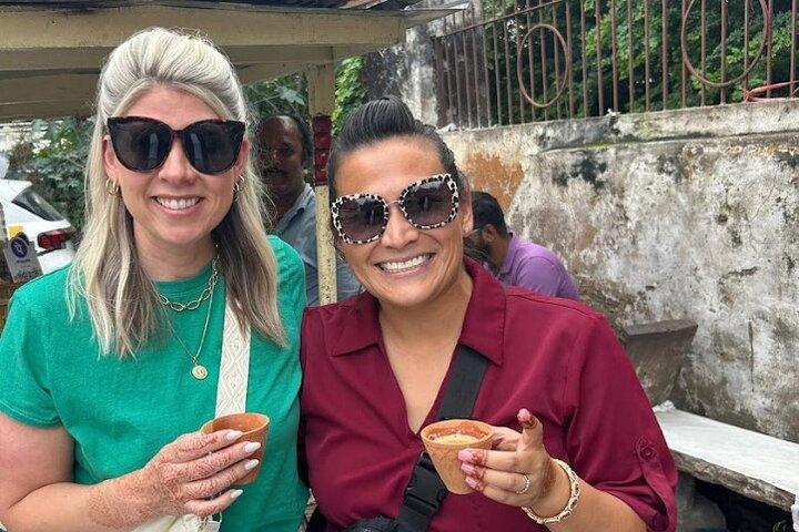 Udaipur: Old city Tuk Tuk Ride & Food Tour with Female guide