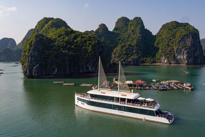 Halong Bay 1 Day Tour from Hanoi with Full Services