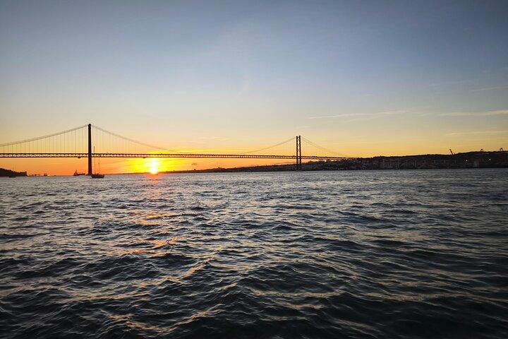 Lisbon Luxury Sunset Boat Tour with open bar and Alentejo Tasting