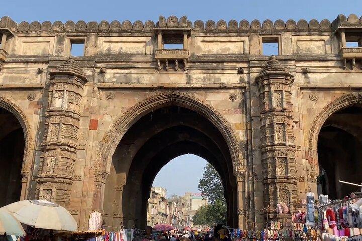 Ahmedabad Heritage Walking Tour in Temples, Markets and Culture