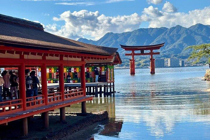 Hiroshima & Miyajima: Private Full-Day Tour with a Local Guide
