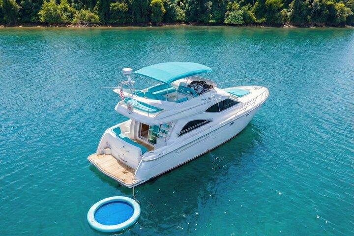 Yacht charter 50' Miami with 2 free jet skis