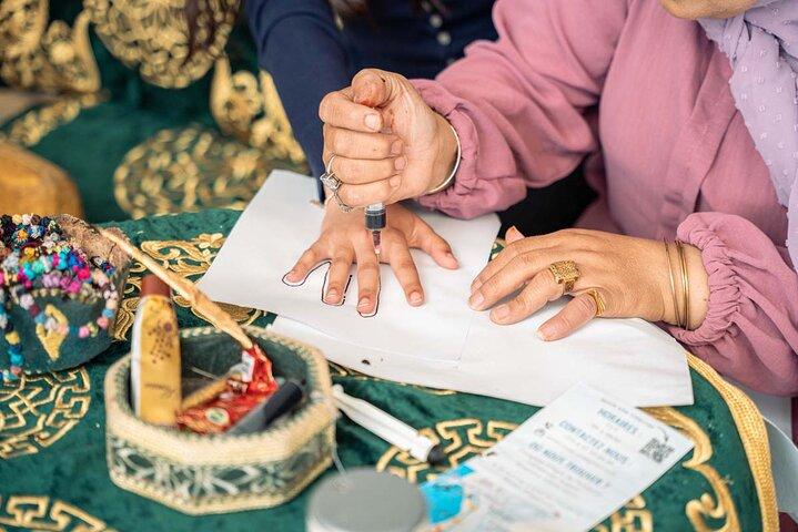 Create beautiful patterns on the hands
