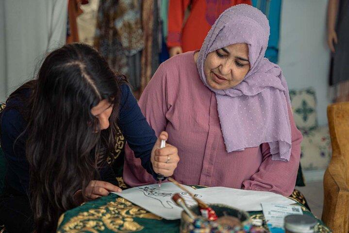 Create beautiful patterns on the hands