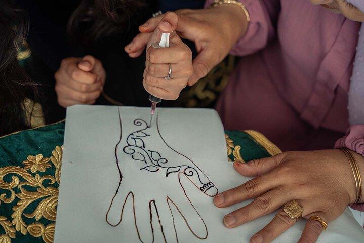 Create beautiful patterns on the hands
