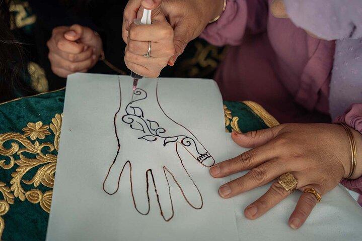 Create beautiful patterns on the hands