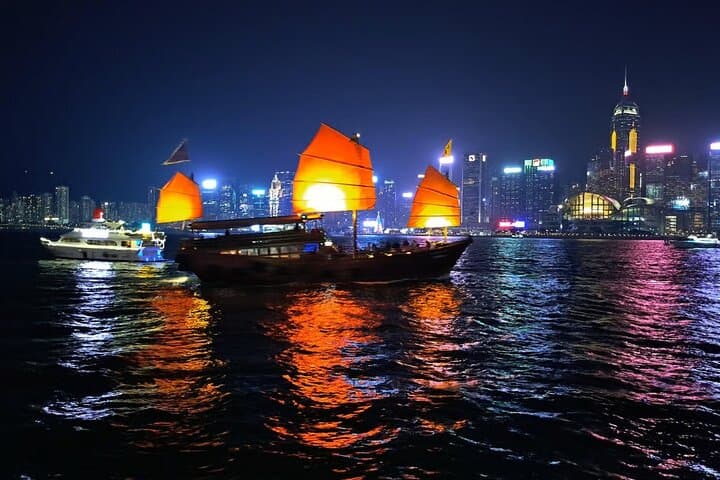 Hong Kong: Symphony of Lights Yacht Tour with Snacks & Drinks