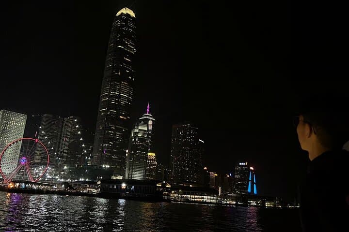 Hong Kong: Symphony of Lights Yacht Tour with Snacks & Drinks