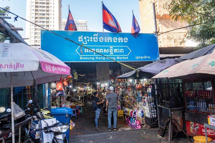 Phnom Penh: Street Art and Food Tour by Tuk-Tuk