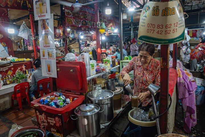 Phnom Penh: Street Art and Food Tour by Tuk-Tuk