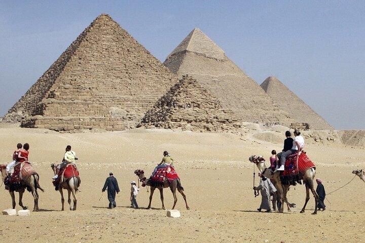 Giza Pyramids And Egyptian Museum Tour with Lunch