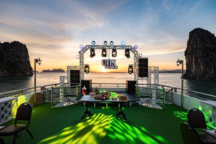 Hanoi: 5-Star Otis Premium Ha Long Bay Day Cruise & Limousine