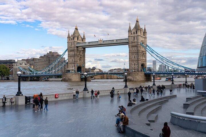 Tour between the City of London and the south side of the River Thames