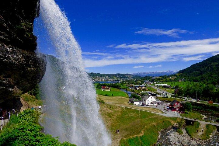 Bergen: Hardangerfjord, Waterfalls, Culture & Apple pie