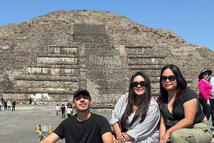 Teotihuacan Pyramids Tour + Breakfast in Cueva + Transportation