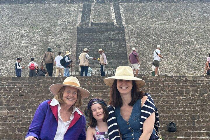 Teotihuacan Pyramids Tour + Breakfast in Cueva + Transportation