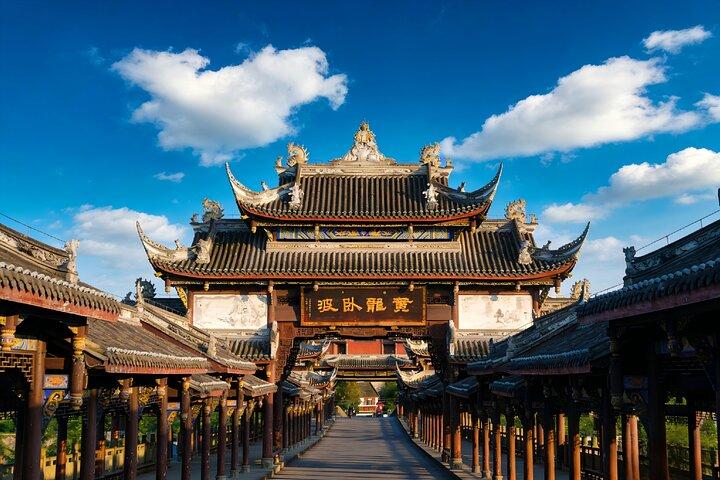 Chengdu Private Day Tour to the Leshan Giant Buddha and Huanglongxi Old Town