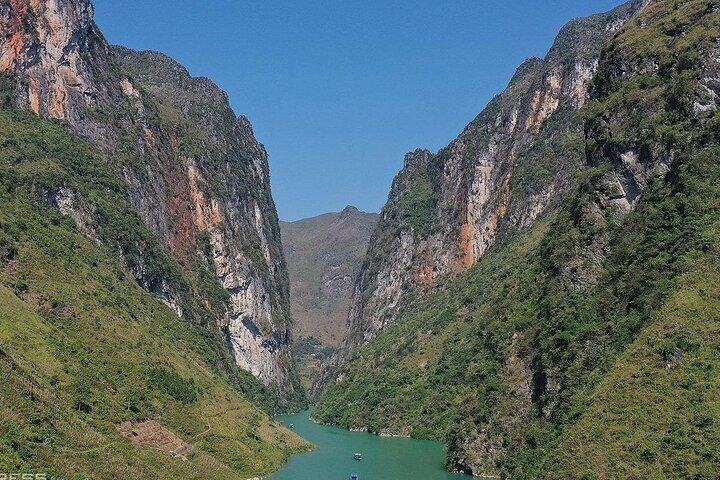 Private Tour 4 Days 3 Nights in Ha Giang Luxury Adventure