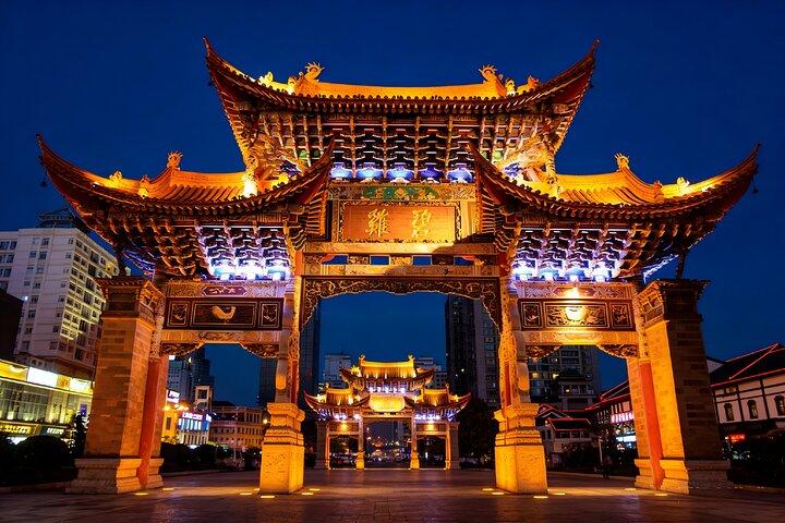 Private Kunming Illuminated Night Tour: Dianchi Lake,1903 Park and Fountain Show