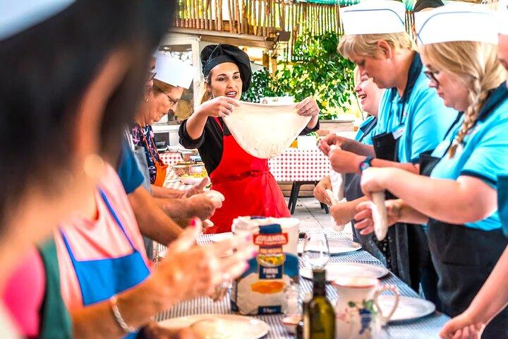 Shared Pizza Making Experience in Rome