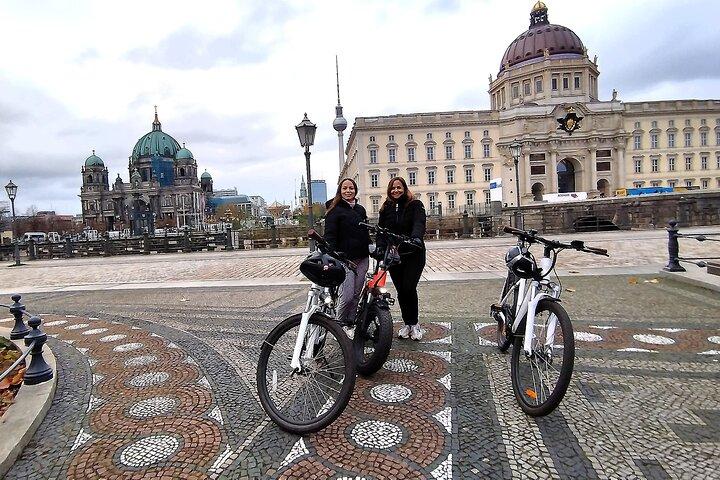 Private (E)Bike Tour Up to 6 Person-(1 Rickshaw for 2 Non Bikers)