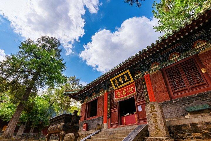 Luoyang Private Transfer to Shaolin Temple and Longmen Grottoes