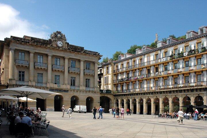 History and Highlights Walking Tour in San Sebastian, Small Group
