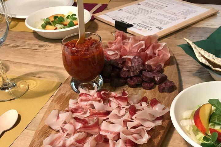 Gourmet tour in the Montepulciano old town center