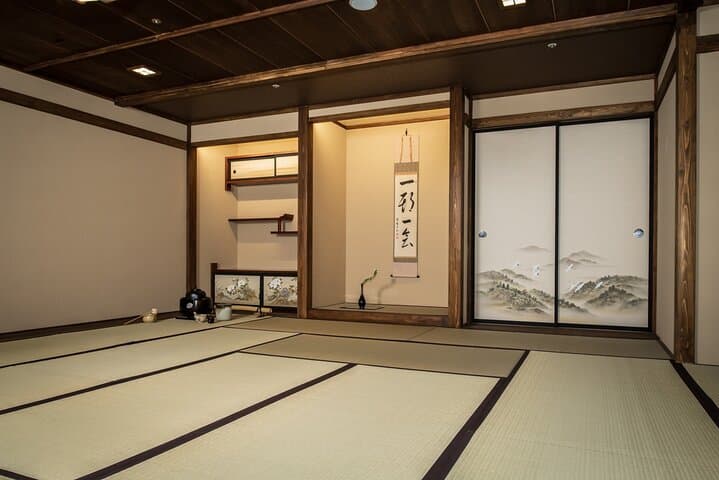 Shinjuku : Authentic Tea Ceremony with Matcha & Kimono