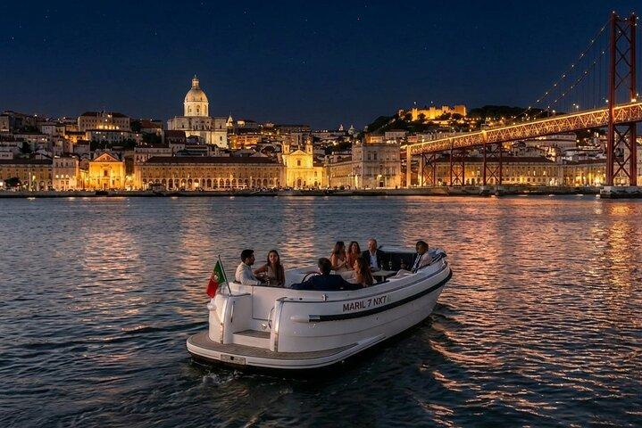 Lisbon Night Luxury Boat Vibes with Drinks & Pizza