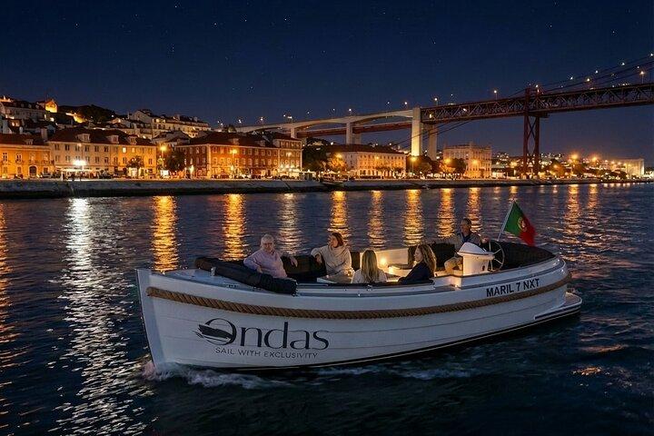 Lisbon Night Luxury Boat Vibes with Drinks & Pizza