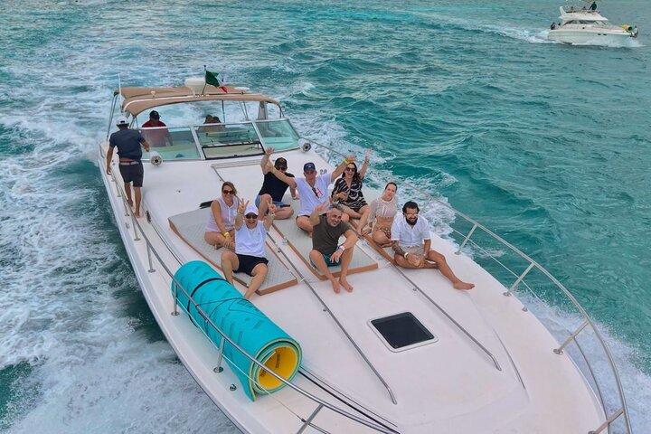 Private 50FT Yacht Rental in Cancún P8