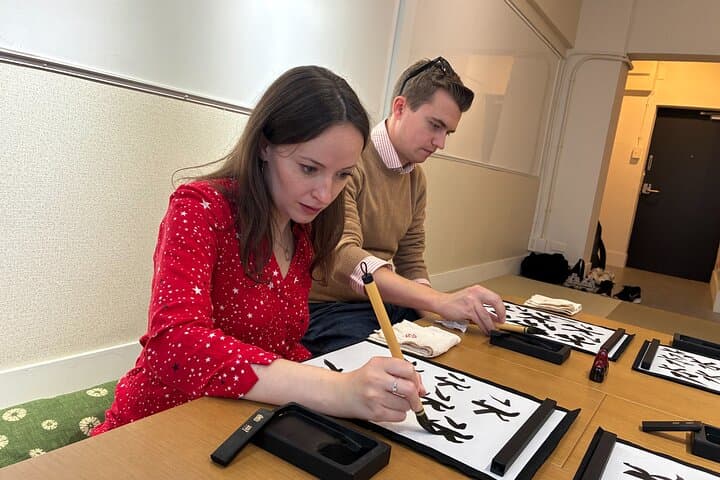 Tokyo: Private Calligraphy Class at Japanese Room in Shibuya