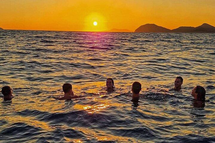 Dubrovnik: Golden Hour Sunset Cruise with Drinks