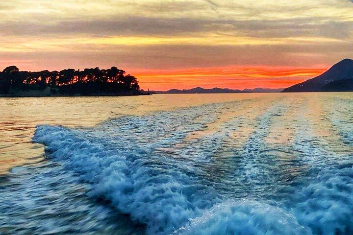 Dubrovnik: Golden Hour Sunset Cruise with Drinks