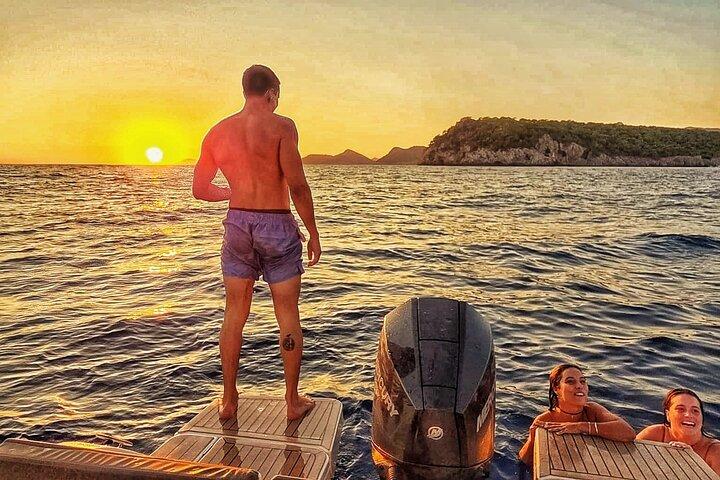 Dubrovnik: Golden Hour Sunset Cruise with Drinks