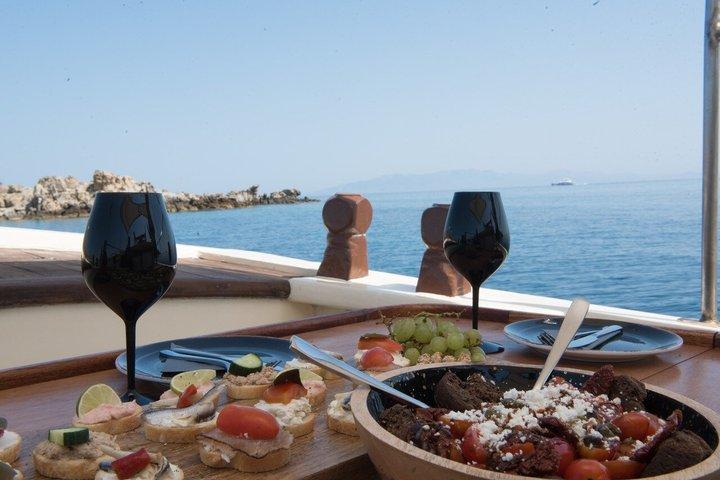 6 Hour Private Cruise in Mykonos with Food and Drinks