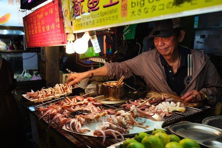 Taipei: Food Tour Local Market with 12+ tasters & Drinks Included
