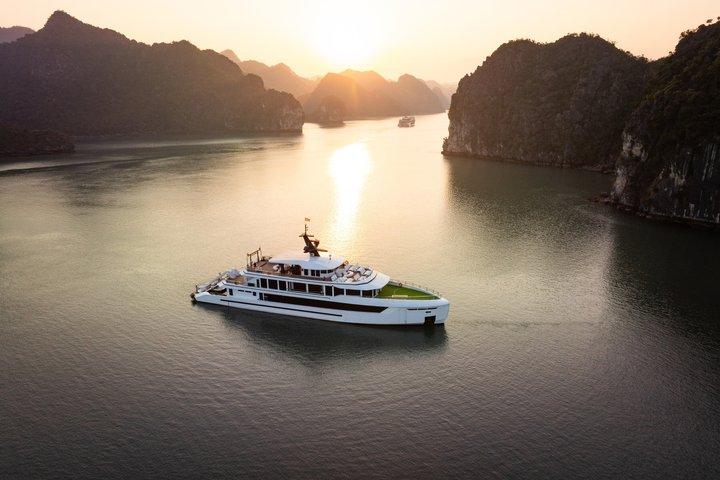 From Hanoi: 5-Star Luxury Scenic Cruise in Ha Long & Lan Ha Bay