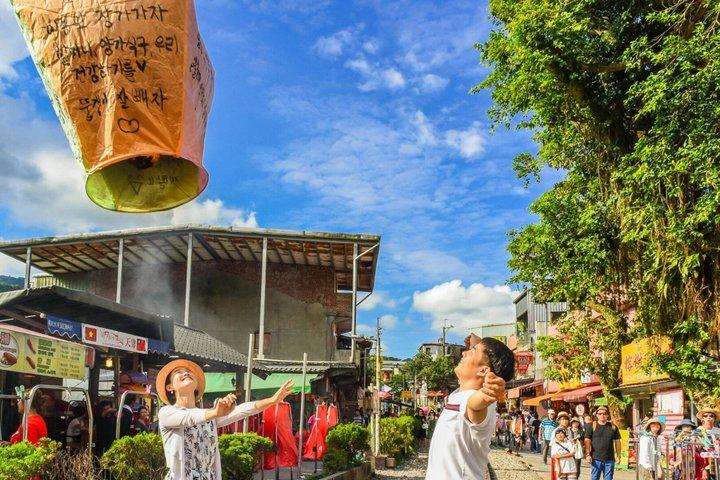 【Incl. Train Experience】Shifen & Houtong Cat Village & Jiufen