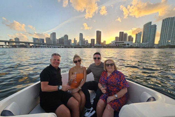 Miami Shared boat: 2 hours on a 22ft boat for 6 people total