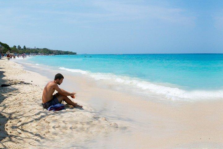 Full Day Rosary Islands and Playa Blanca Baru with Lunch